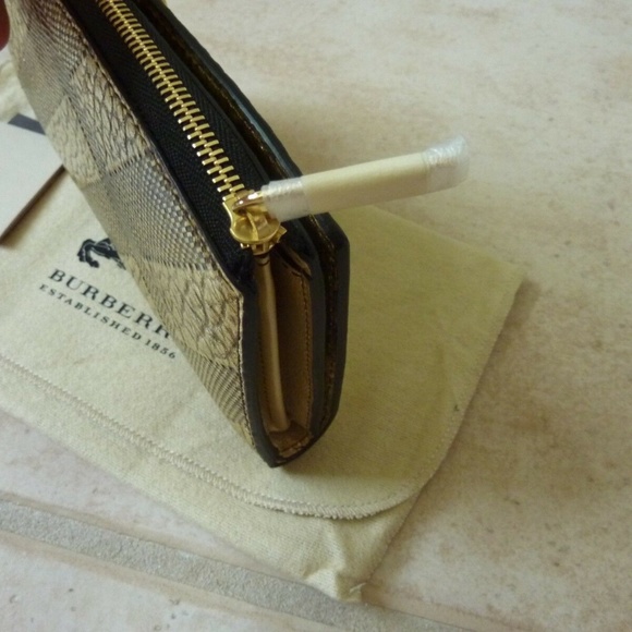 $625 BURBERRY "Alvington" Grain Check Wallet - Picture 5 of 6